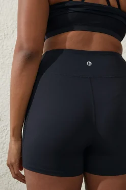 Ultra Luxe Pocket Shortie Short